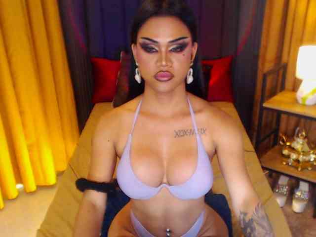 HugeCockSelena Live Webcam on BongaCams