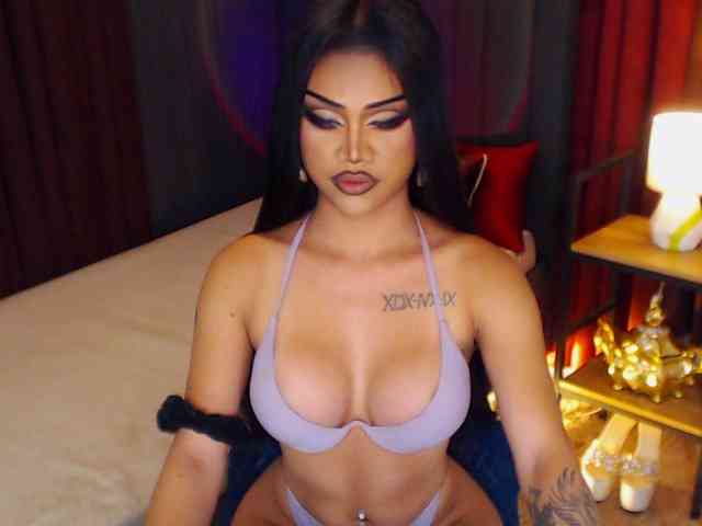 HugeCockSelena