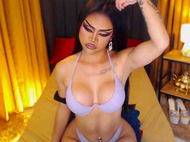 HugeCockSelena
