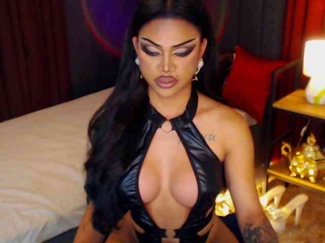 HugeCockSelena Live Webcam on BongaCams