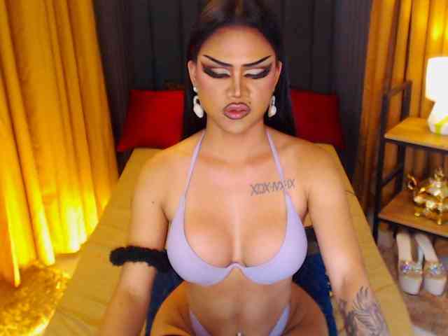 HugeCockSelena