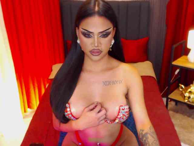 HugeCockSelena