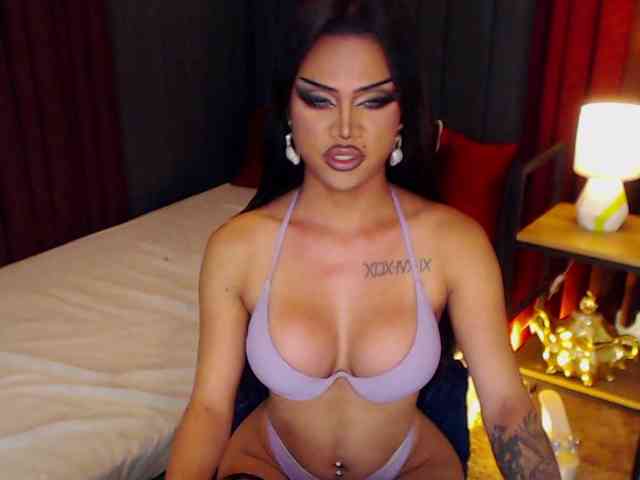 HugeCockSelena