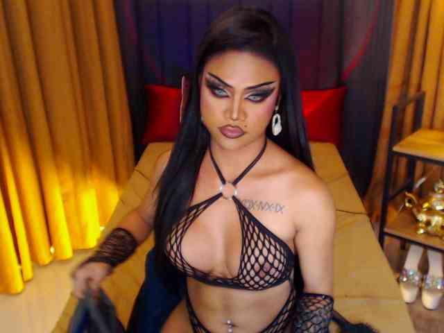HugeCockSelena