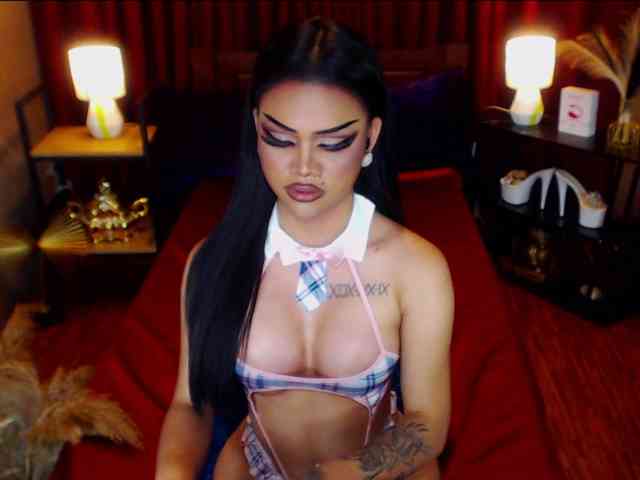 HugeCockSelena