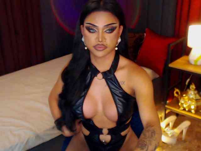 HugeCockSelena Live Webcam on BongaCams