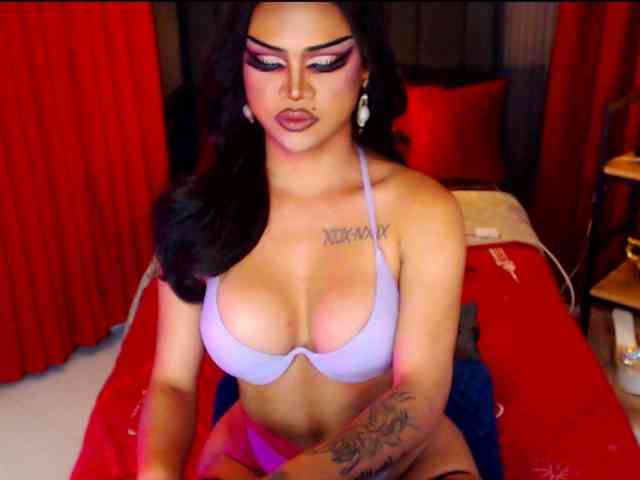 HugeCockSelena