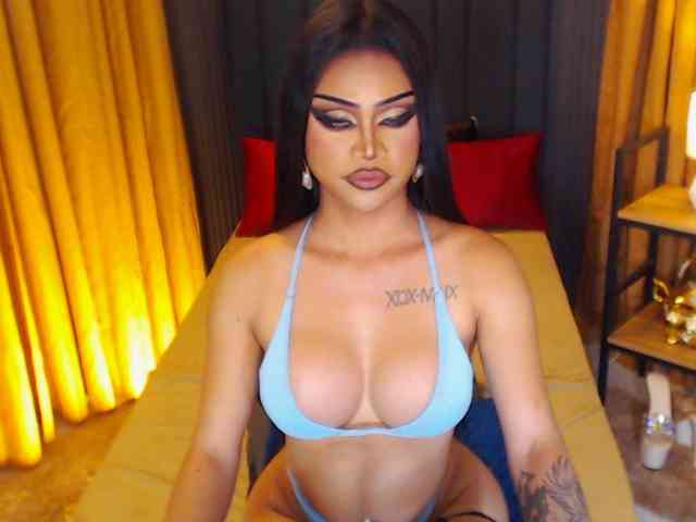 HugeCockSelena