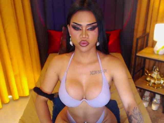 HugeCockSelena Live Webcam on BongaCams