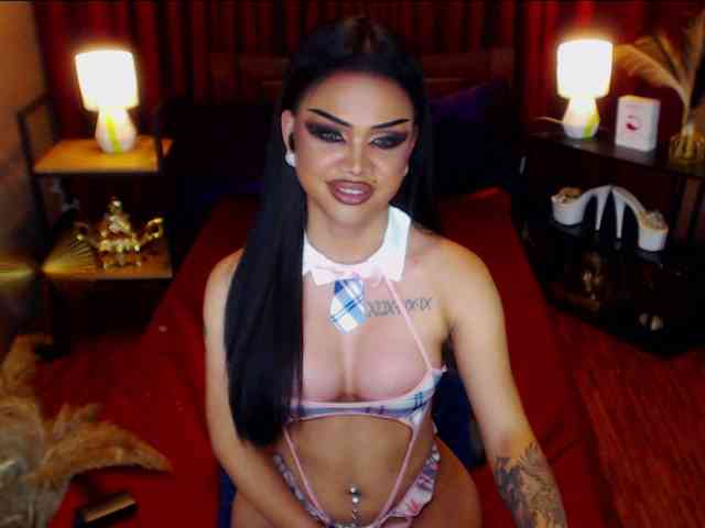 HugeCockSelena