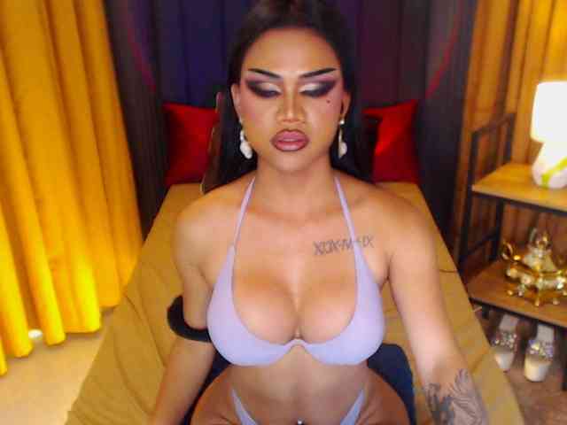 HugeCockSelena Live Webcam on BongaCams