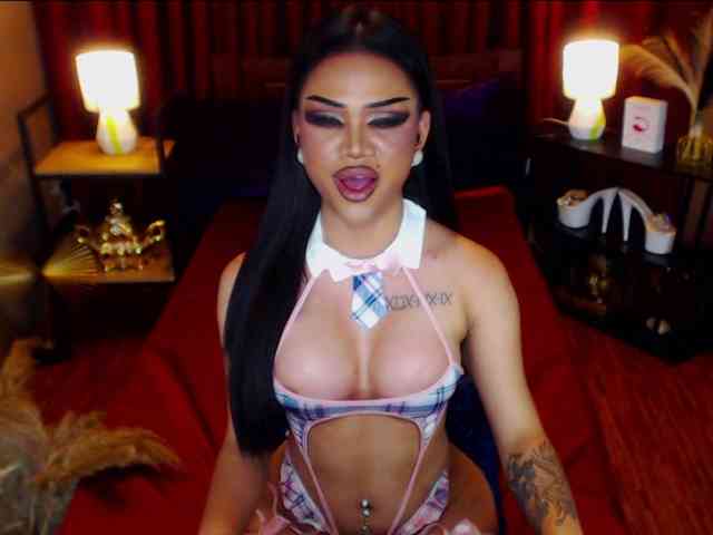 HugeCockSelena