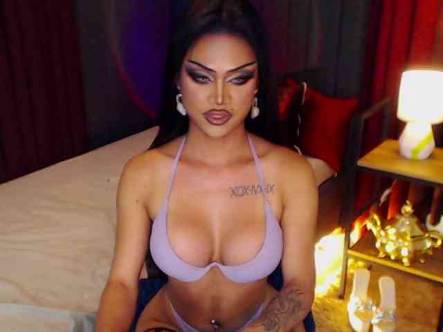 HugeCockSelena