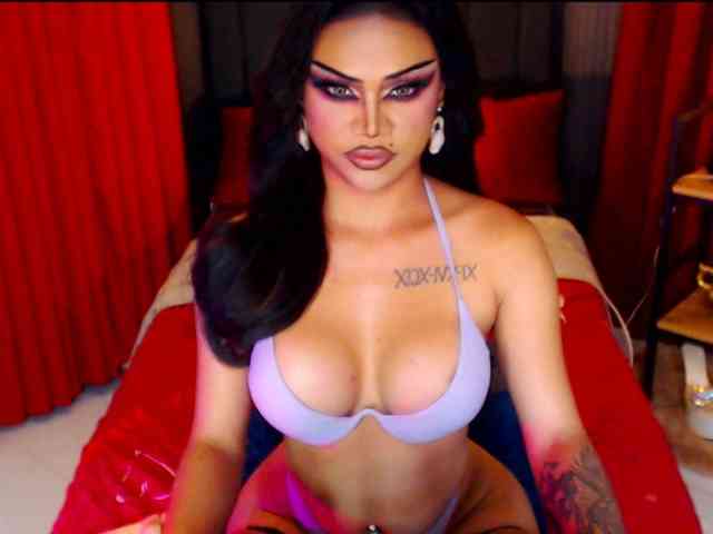 HugeCockSelena
