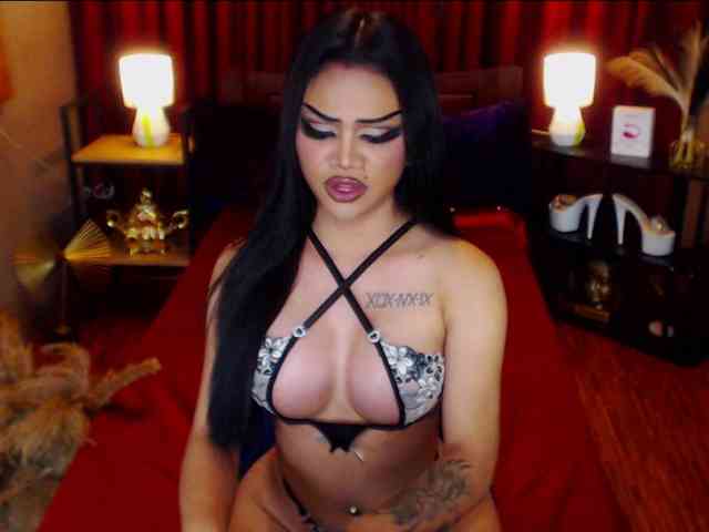 HugeCockSelena Live Webcam on BongaCams
