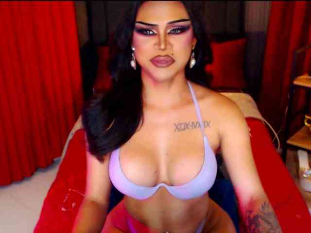 HugeCockSelena