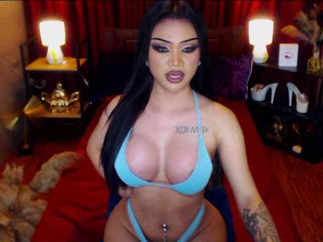 HugeCockSelena