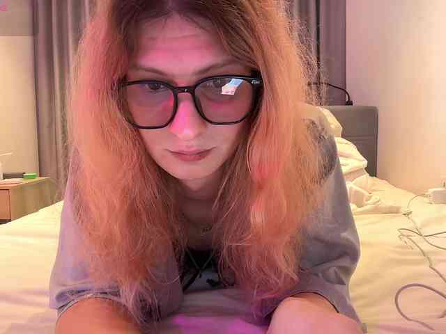 Alicepinkhead's cam show statistics and live stream