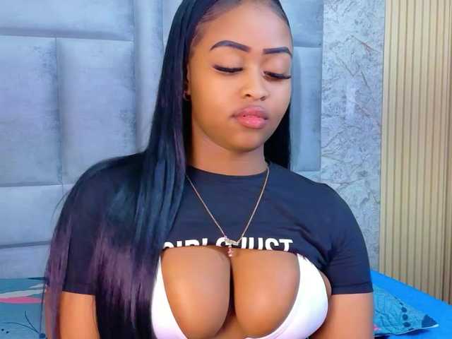 friendsmom live cam on BongaCams