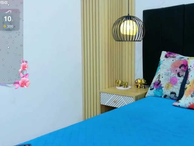 friendsmom live cam on BongaCams