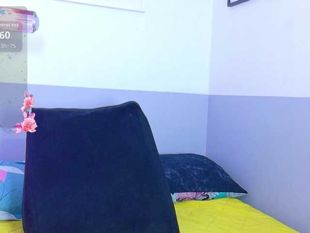 friendsmom live cam on BongaCams