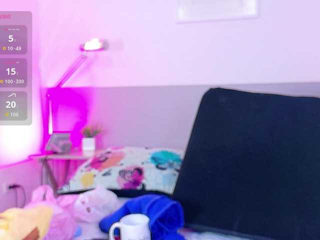 friendsmom live cam on BongaCams
