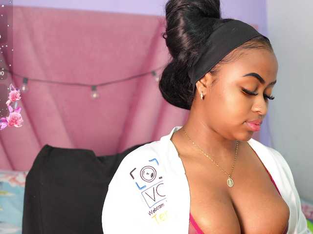 friendsmom live cam on BongaCams