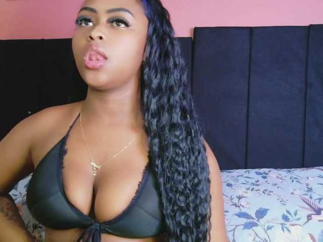 friendsmom live cam on BongaCams