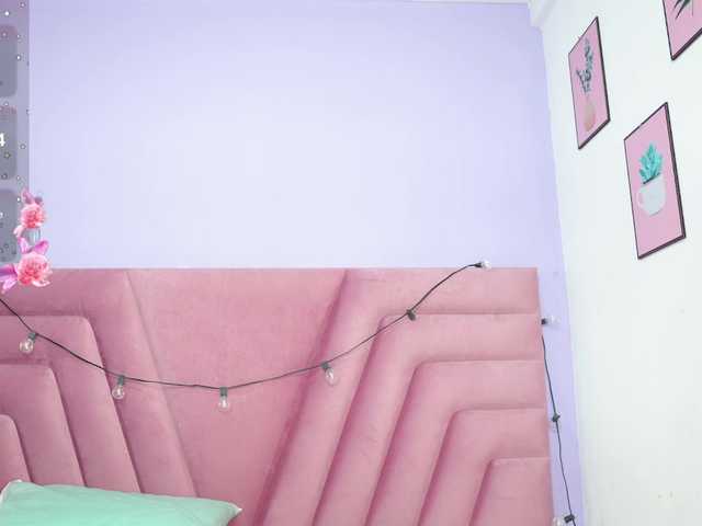 friendsmom live cam on BongaCams