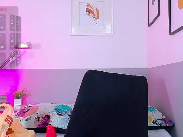friendsmom live cam on BongaCams