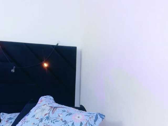 friendsmom, live now on BongaCams