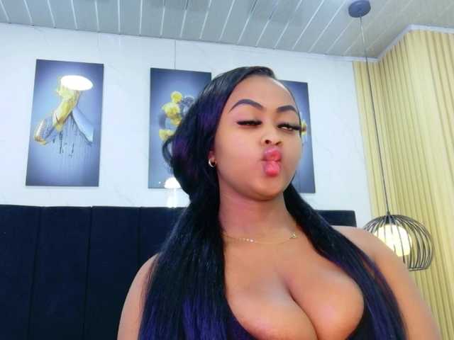 friendsmom live cam on BongaCams