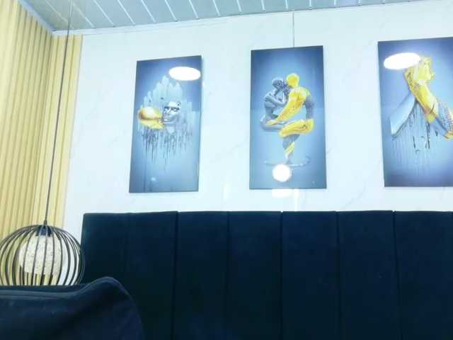 friendsmom live cam on BongaCams