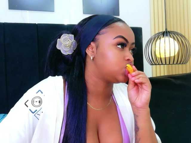 friendsmom live cam on BongaCams
