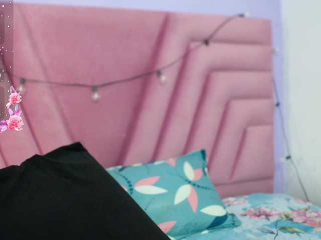 friendsmom live cam on BongaCams