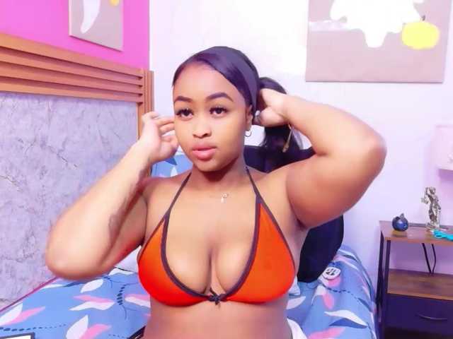 friendsmom live cam on BongaCams