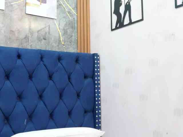 Model: friendsmom