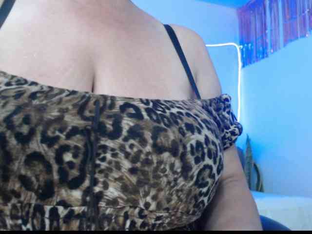 sarasmith2 live female cam on bongacams
