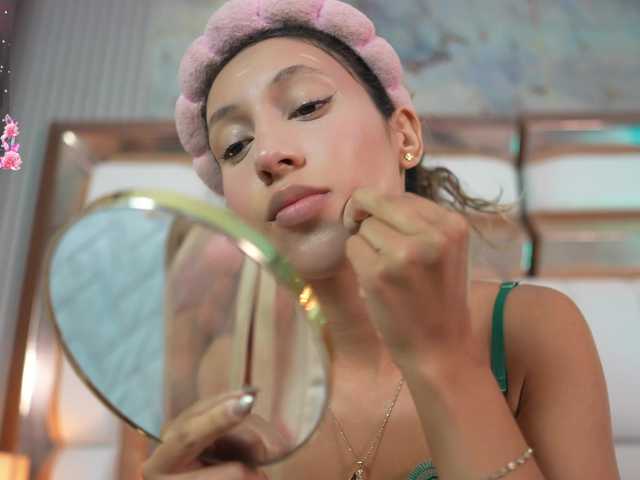 Beautifulskinny18 live cam on BongaCams