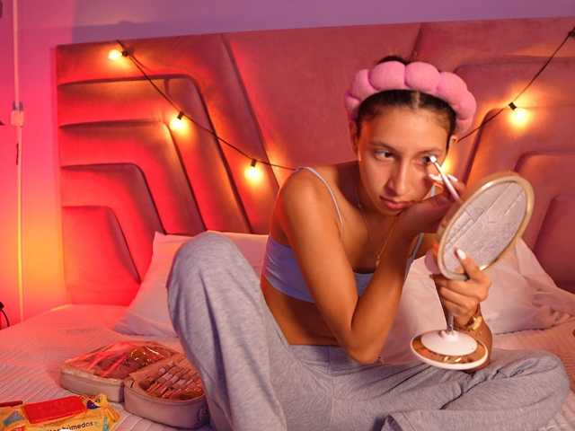 Beautifulskinny18 live cam on BongaCams