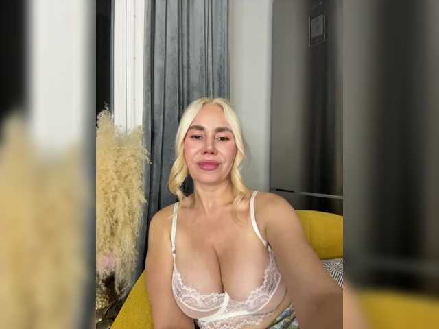 Lunesa live cam on BongaCams