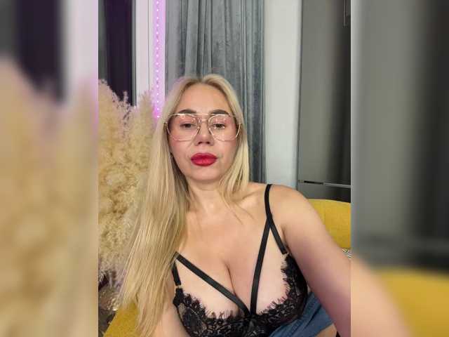 Lunesa live cam on BongaCams