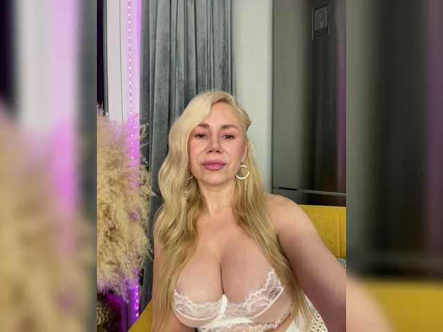 Lunesa live cam on BongaCams