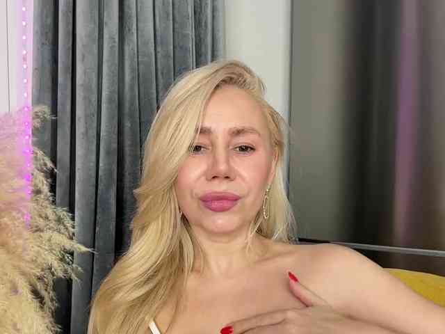 Lunesa Live Webcam on BongaCams