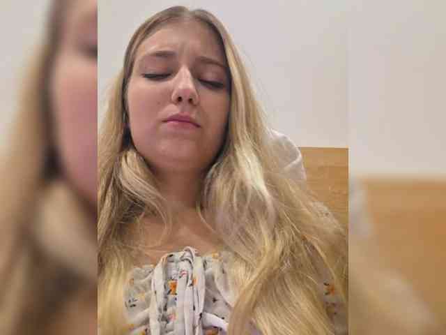 LaraDen-Fox webcam