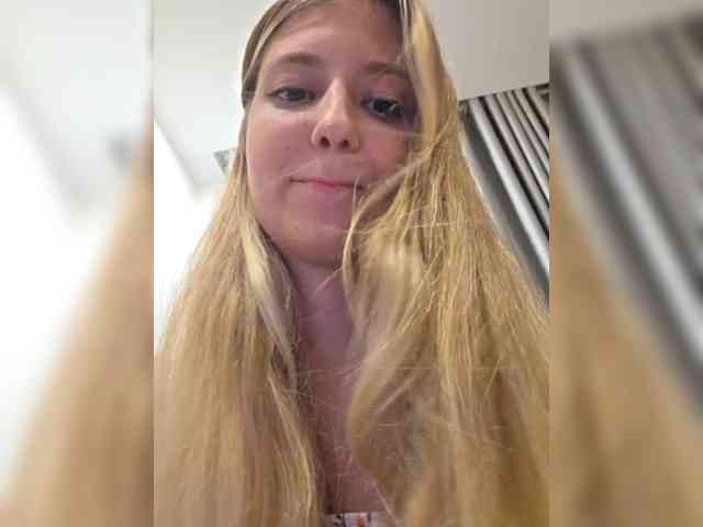LaraDen-Fox webcam
