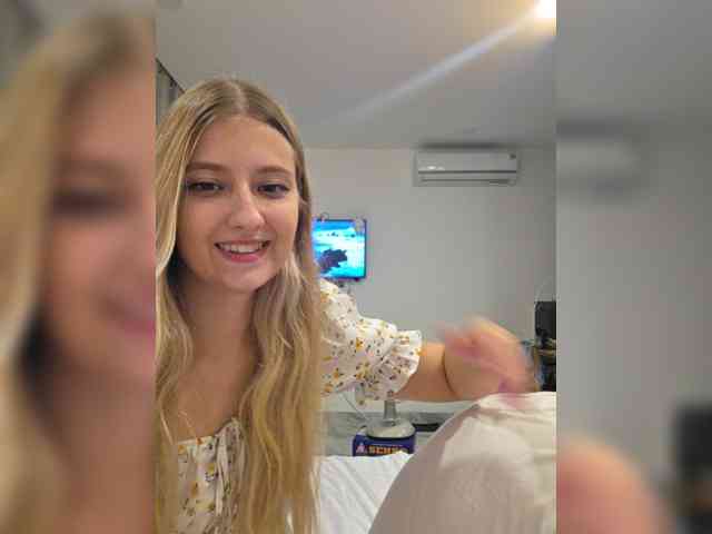 LaraDen-Fox webcam
