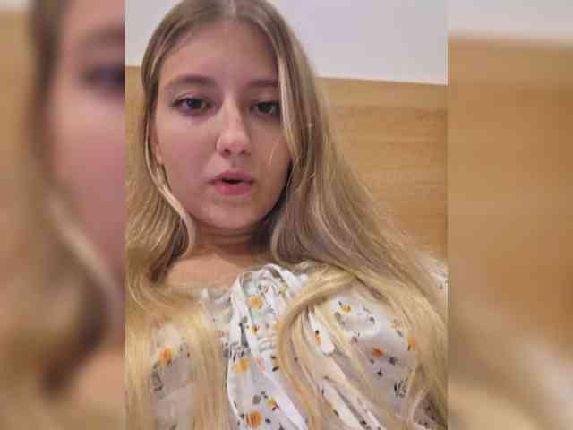LaraDen-Fox webcam