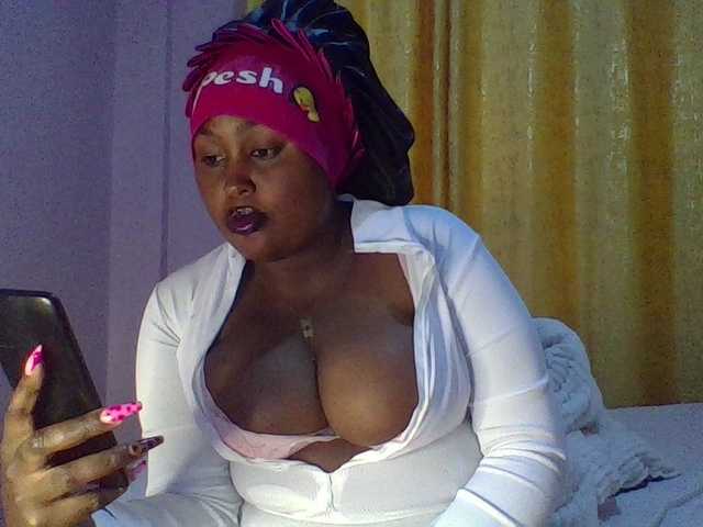 Curvysexy webcam bongacams model stream image