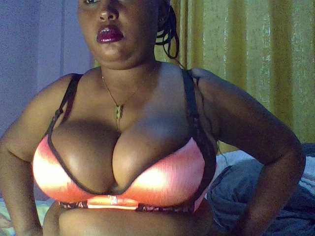 le modèle curvysexy est en webcam porno dans un show sur le site bongacams, il possède les tags suivants: Ebony,Brunette,Shaved